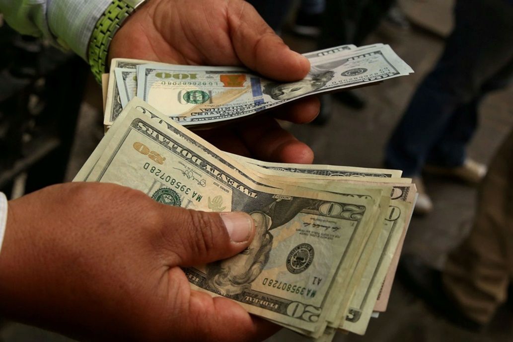 El dólar profundizó su baja y logró cotizar menos de $28