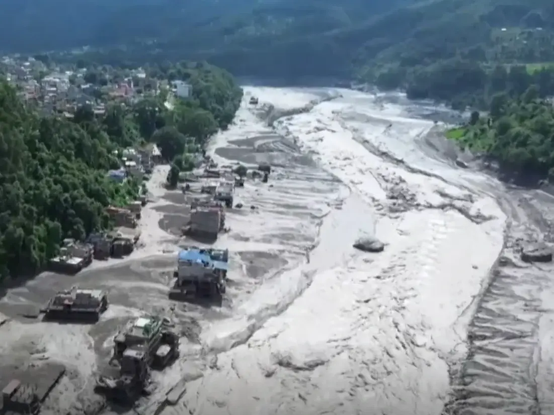 Catástrofe natural en la frontera de Nepal con China: una inundación causó la desaparición de 384 turistas y 95 muertes