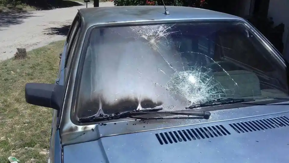 Agresión a agente de tránsito: van a su casa e intentan quemarle el auto