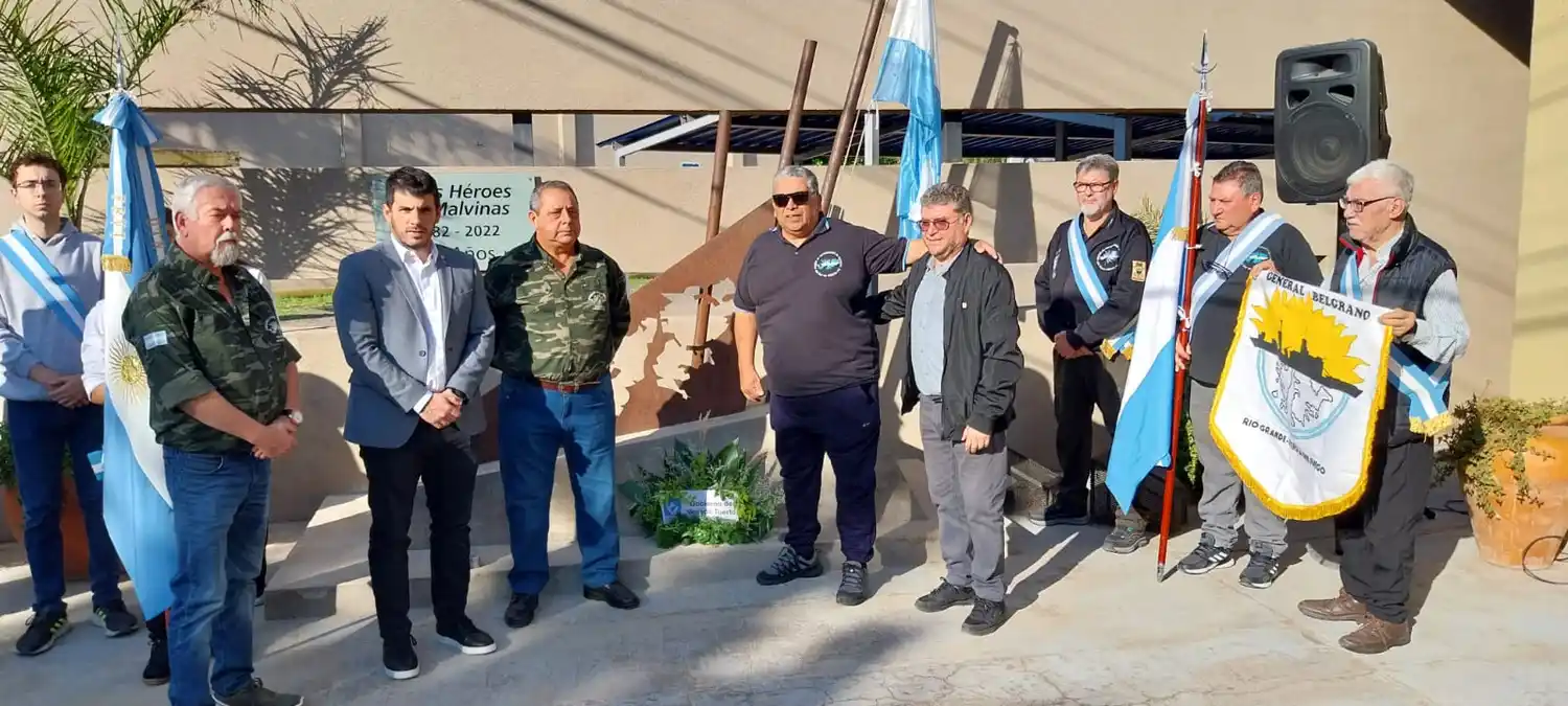 Colocación ante el monumento de la ofrenda floral en homenaje a los Héroes del Belgrano. Foto: Sur24