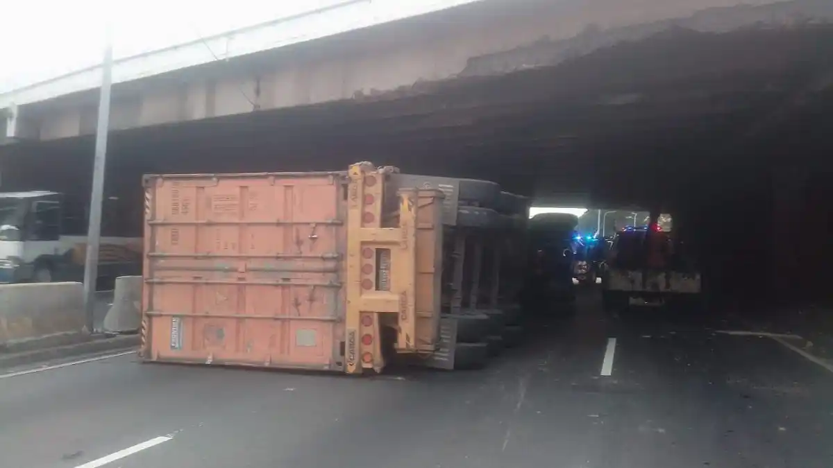 ¡CAOS TOTAL EN CARACAS! Gandola se volcó en autopista Francisco Fajardo a la altura de Altamira