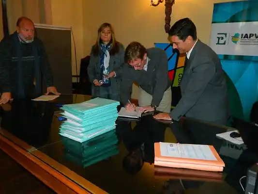 Se conocieron las ofertas para construir cincuenta viviendas para los docentes 