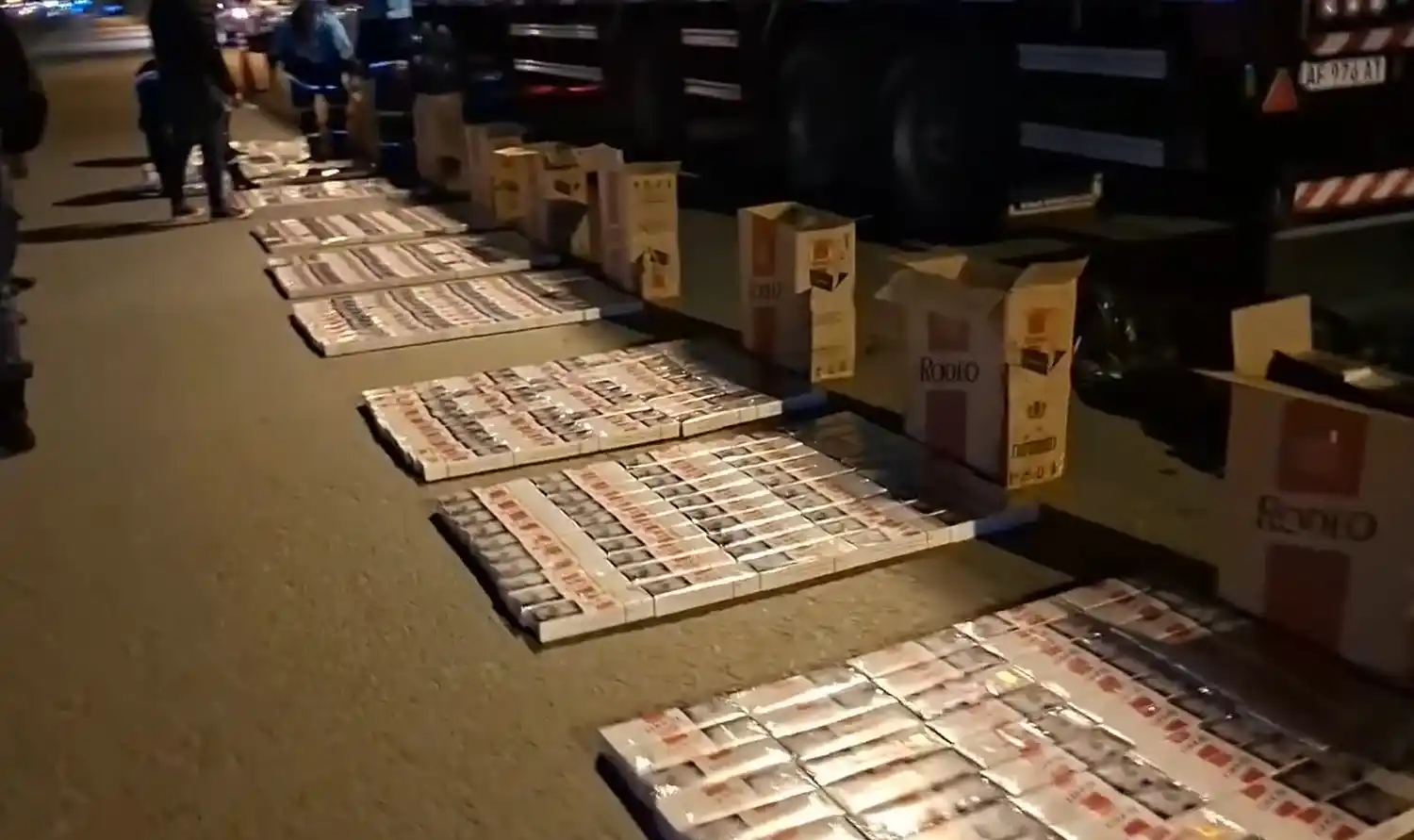 Golpe al contrabando: incautan 650 de gruesas de cigarrillos y detienen a dos personas