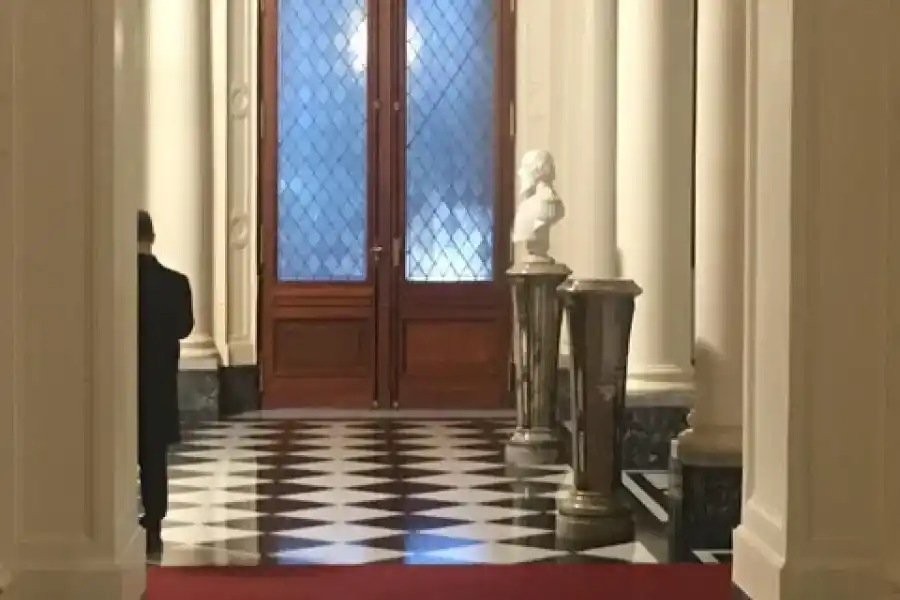 Reubicaron el busto de Néstor Kirchner en Casa Rosada para poner el de Menem en su lugar