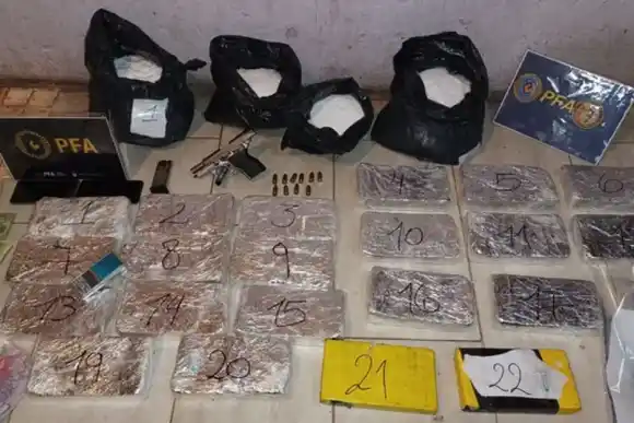 Más de 20 kilos de cocaína, autos de alta gama, armas y cuardones con anotaciones fueron secuestrados en mega operativo de la PFA