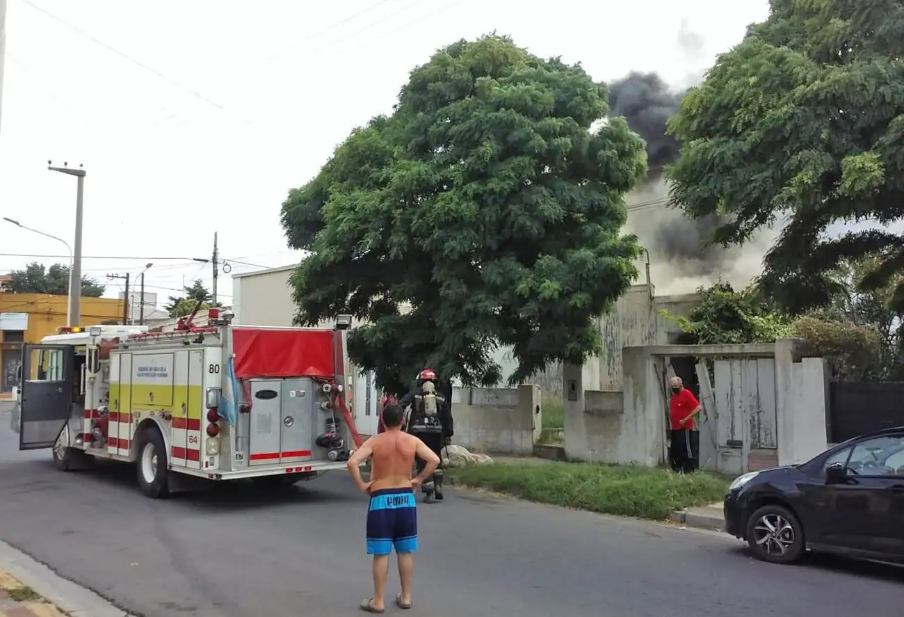 Se incendió una vivienda  en Chacabuco al 1100