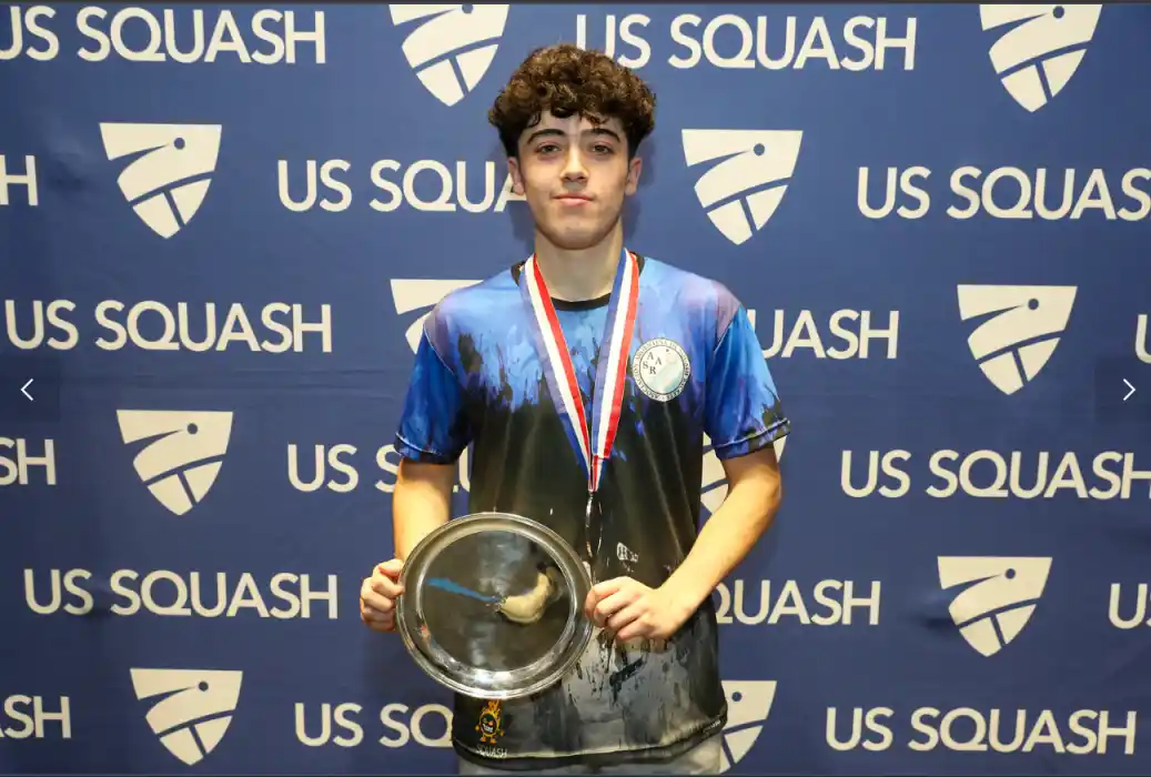 Segundo Portabales con su premio por el segundo puesto (Foto: US Open)