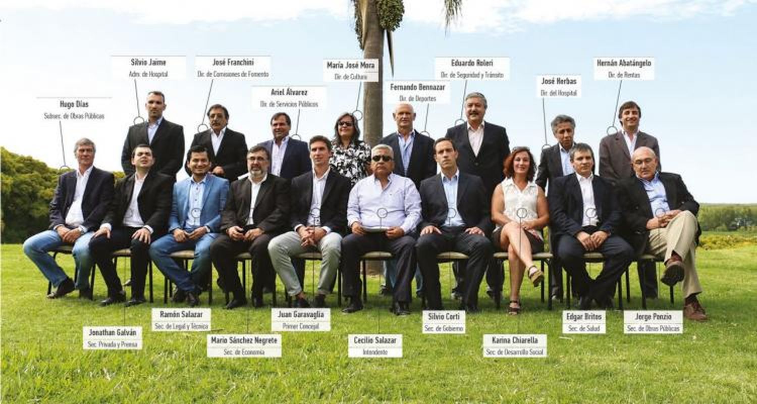 Salazar asume con 16 funcionarios en el gabinete