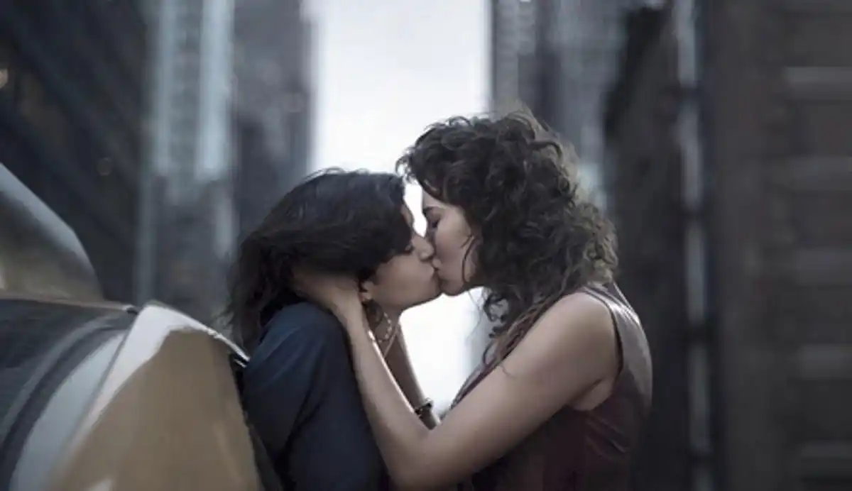 Y a partir de la década del 2000, la sociedad se complejizó con las nuevas tecnologías de la información y comunicación.