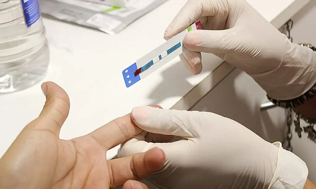 En el proceso se extrae una gota de sangre del dedo y se coloca la misma en una tira "reactiva", se espera 10 minutos y se obtiene el resultado.