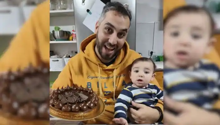 Tomás con su premio del Día del Padre