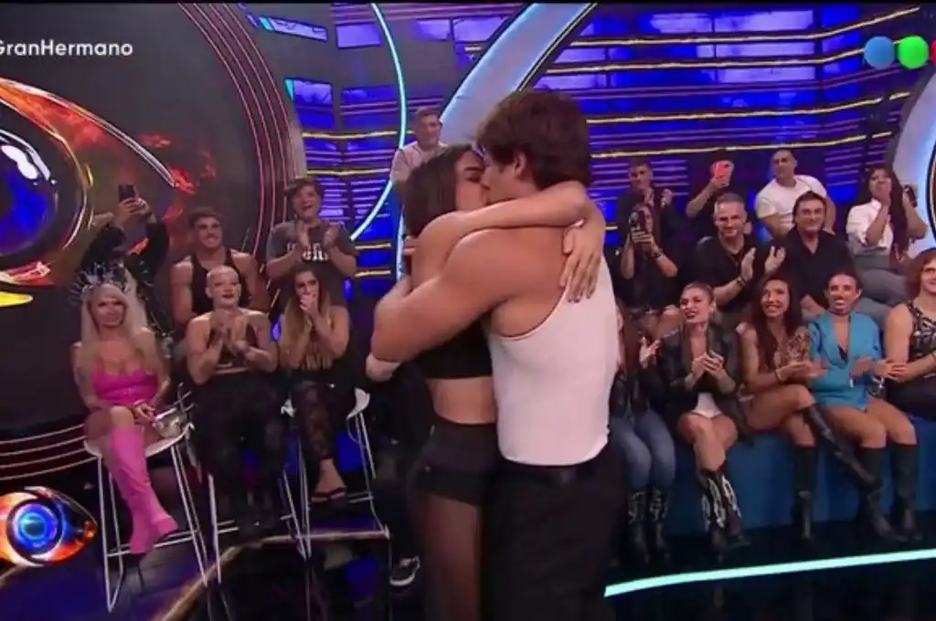 Rosina recibió a Renato a los besos