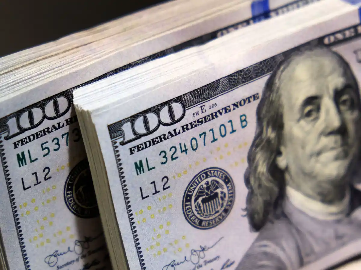 En el cierre de la semana, el dólar blue cotiza con una suba de $2 y se vende a $291 en el mercado paralelo, alcanzando así un nuevo récord.  La divisa lleva acumulado un incremento de 23 pesos en la semana y opera con una clara tendencia alcista en julio