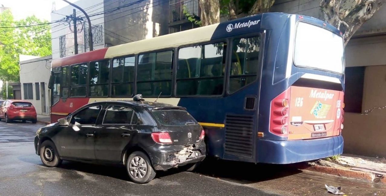 Morón: delincuentes robaron un colectivo en marcha y chocaron a cinco autos