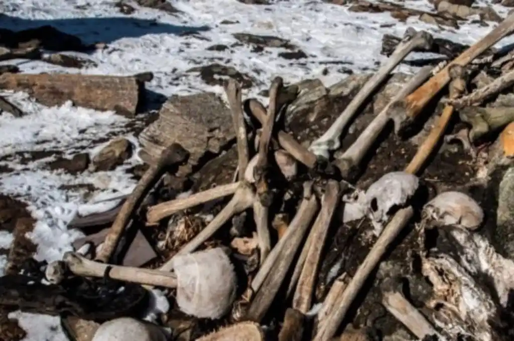 Los primeros informes sobre los restos humanos datan del siglo XIX, cuando los lugareños presenciaron por primera vez este escalofriante fenómeno.