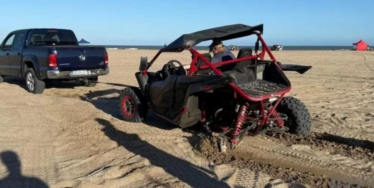 Una joven de 25 años quedó en terapia intensiva tras volcar con un UTV en los médanos de Villa Gesell