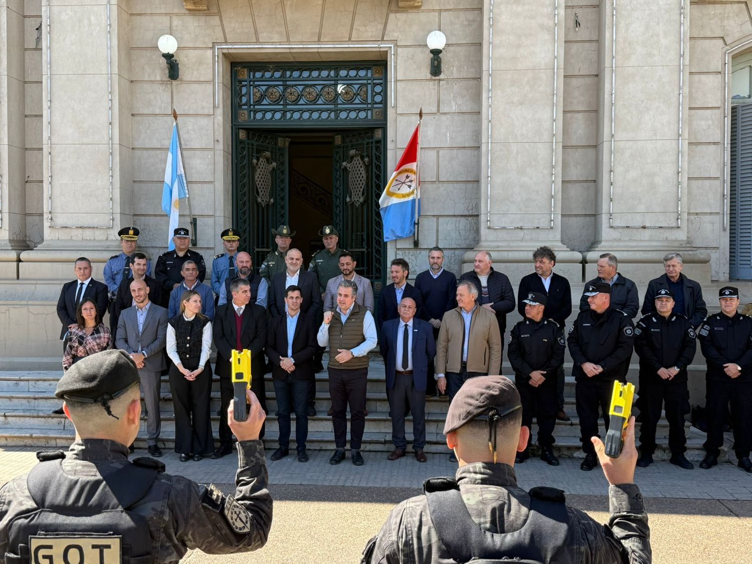 Entrega de pistolas Taser