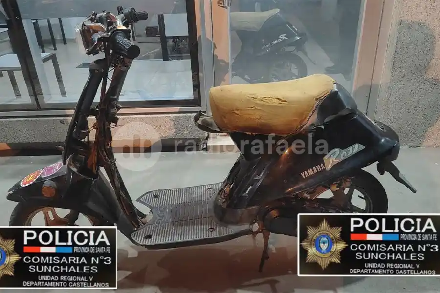 Circulaba con una moto sospechosa y agredió a los policías 