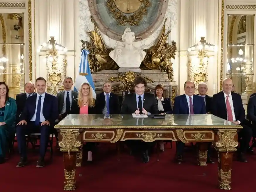 Milei estuvo acompañado por su equipo de gobierno.