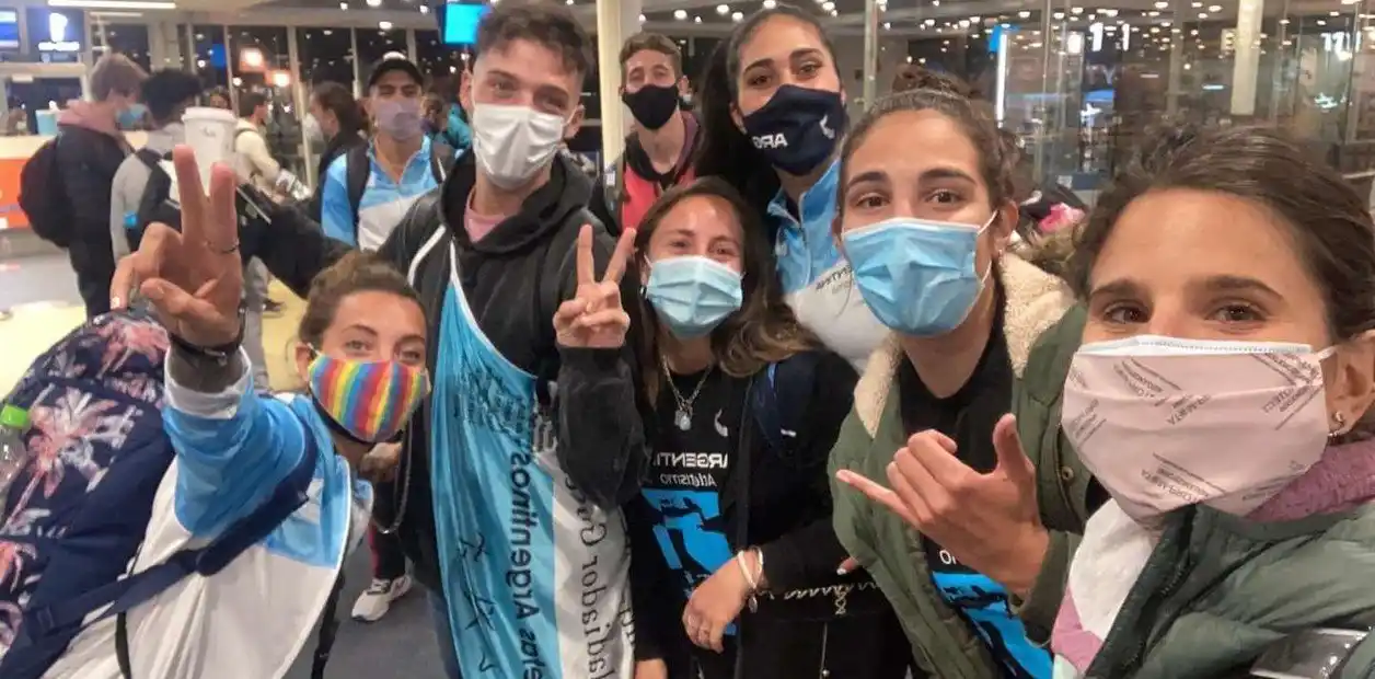 Los atletas argentinos viajaron al Sudamericano y llevaron al influencer Santi Maratea