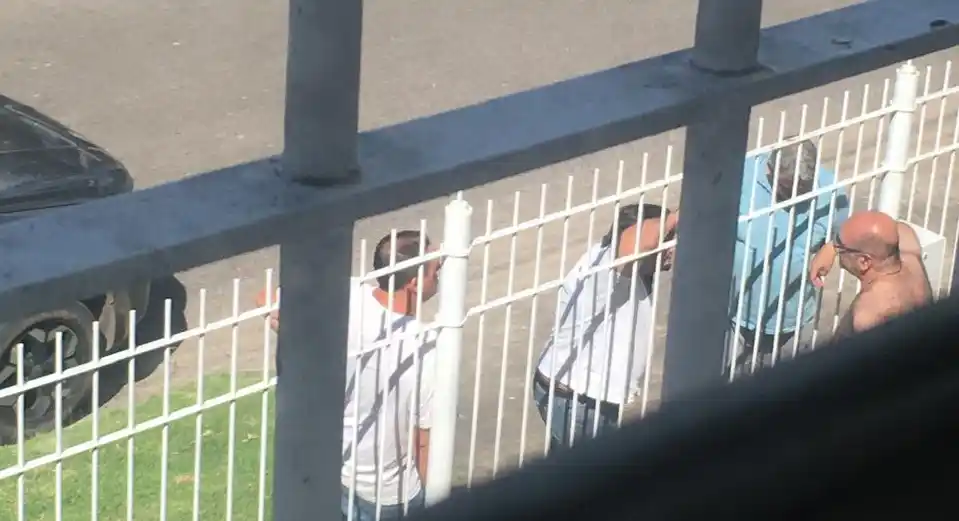 El día de Navidad el propio Laborde acompañado por otros dos hombres llegó a la casa del Contador José Benseny e intentó asestarle un golpe. La camioneta estacionada en contramano es de propiedad de la firma que representa el empresario ganadero.