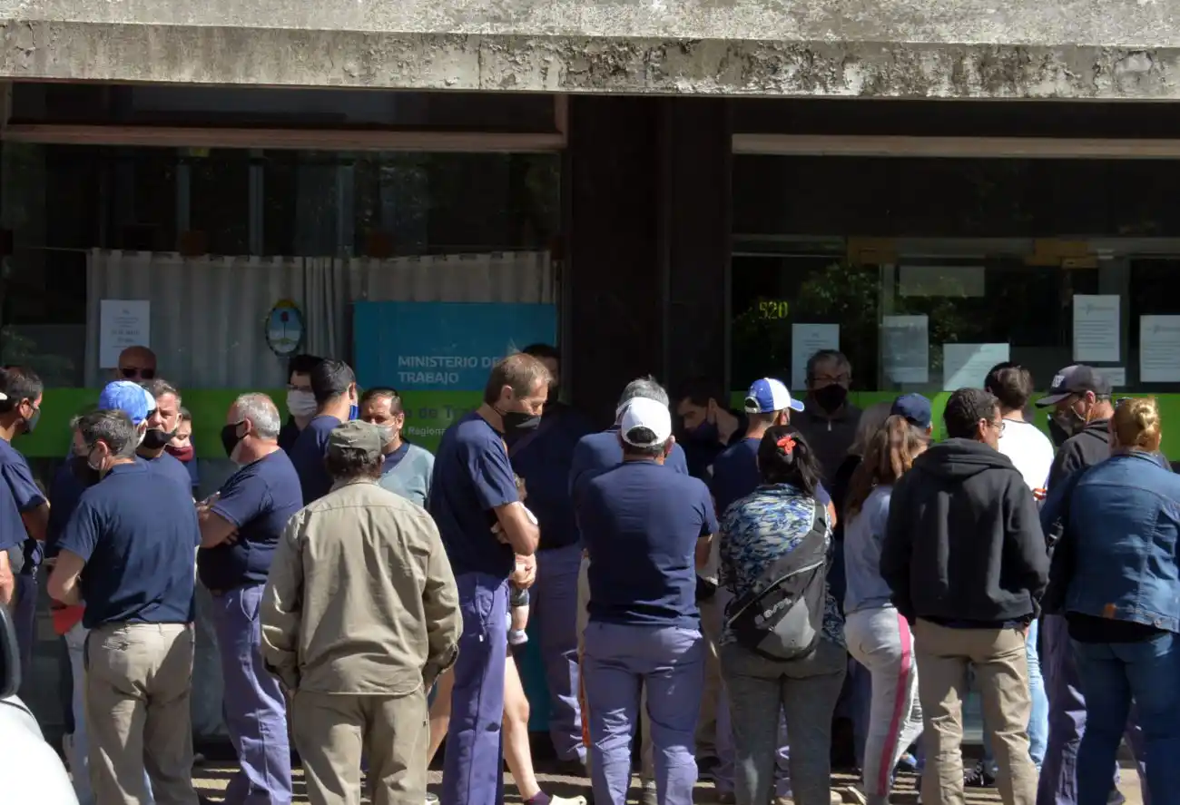 Trabajadores de la exLoimar se congregaron en el Ministerio de Trabajo 