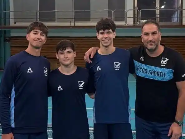 El rafaelino Joaquín Burkett ( al lado del DT)integra la preselección argentina Sub 19 en el CeNARD.