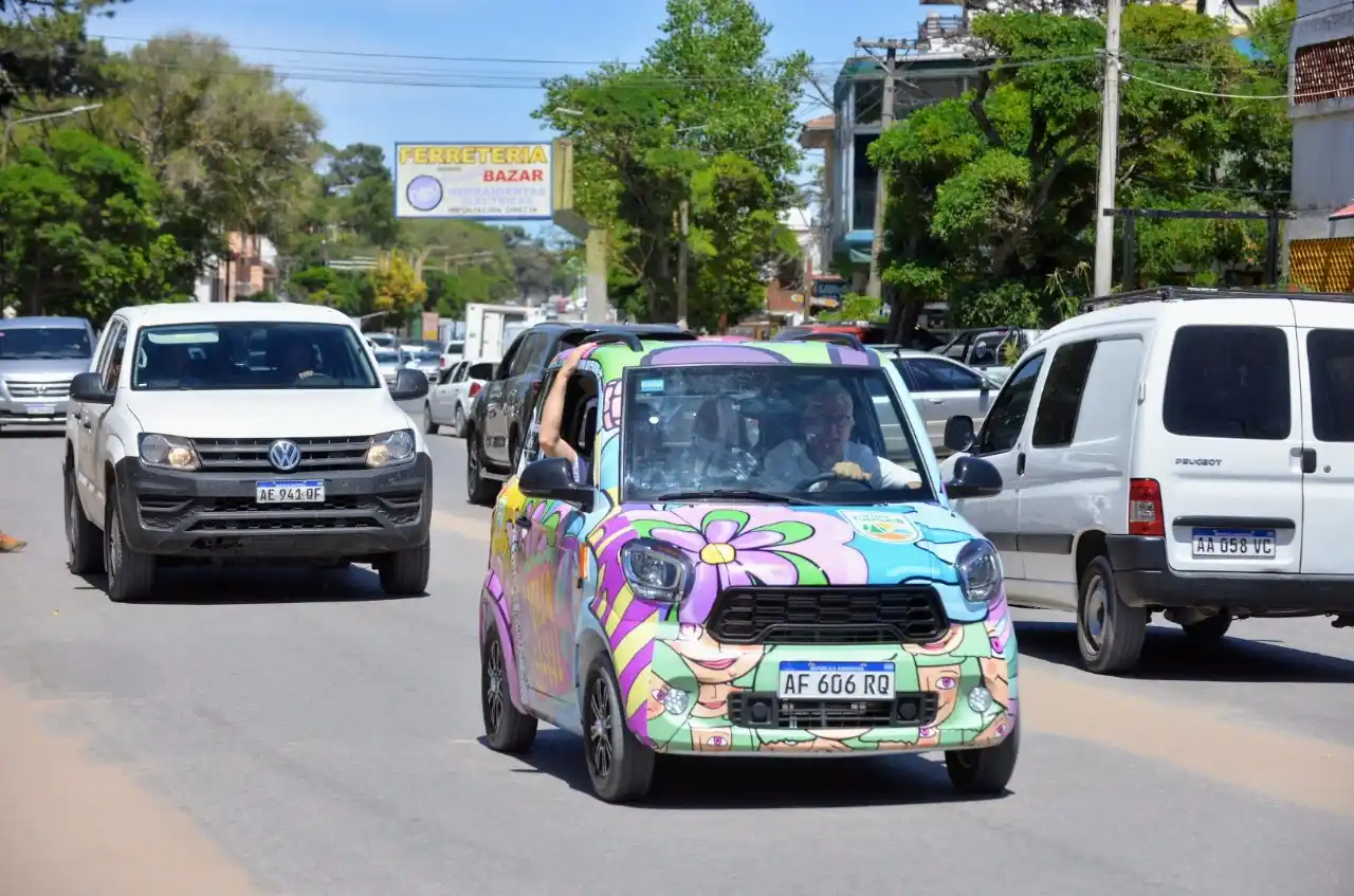 Villa Gesell: Axel Kicillof y el intendente Gustavo Barrera estrenaron el primer auto eléctrico de la región