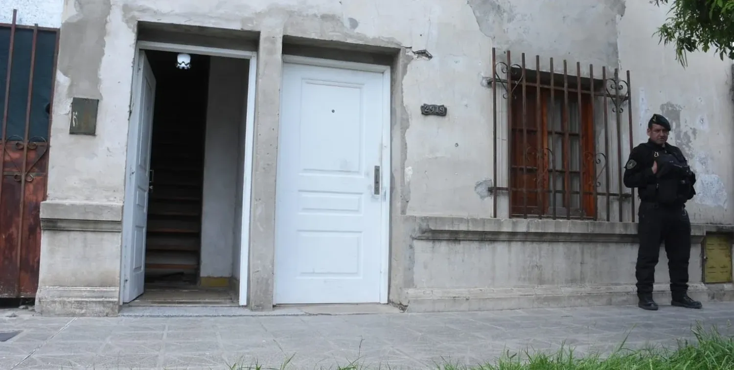 Uno de los allanamientos realizado en un inmueble en calle Llerena 2900 de la ciudad capital. Crédito: Guillermo Di Salvartore