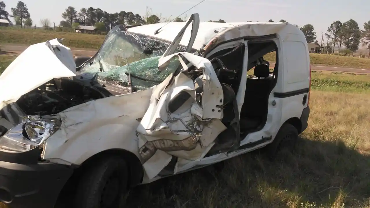 Un agente penitenciario volcó en una camioneta y debió ser hospitalizado