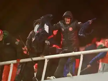 Hinchas de la Universidad de Chile durante los incidentes.
