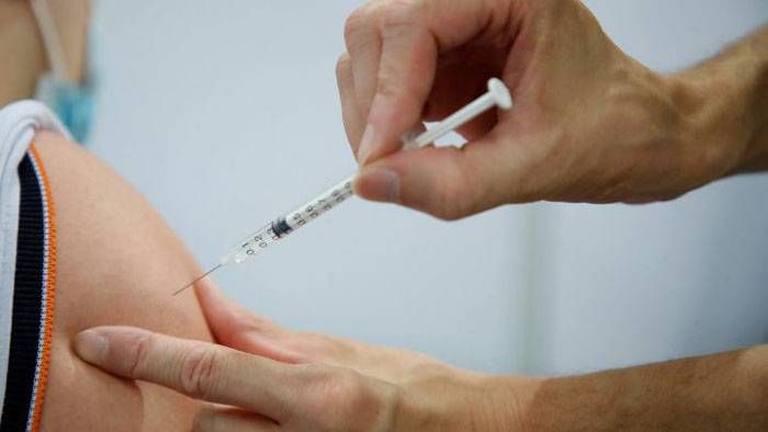 Los especialistas consideran "adecuados" los anuncios de refuerzo y tercera dosis