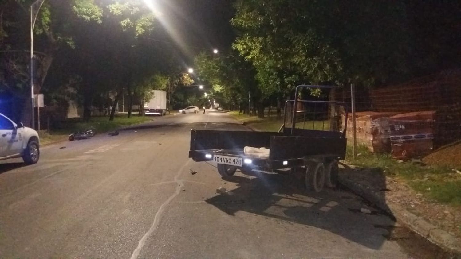 Circulaba en moto y chocó un tráiler que estaba estacionado