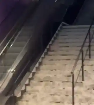 La escalera totalmente inundada