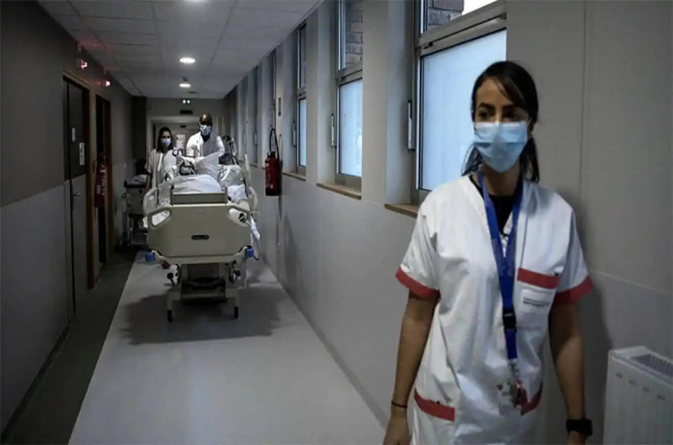 Alerta mundial por el avance de Ómicron: países de Europa imponen nuevas restricciones