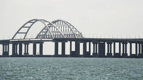 Ucrania informó que dañó gravemente el puente de Crimea