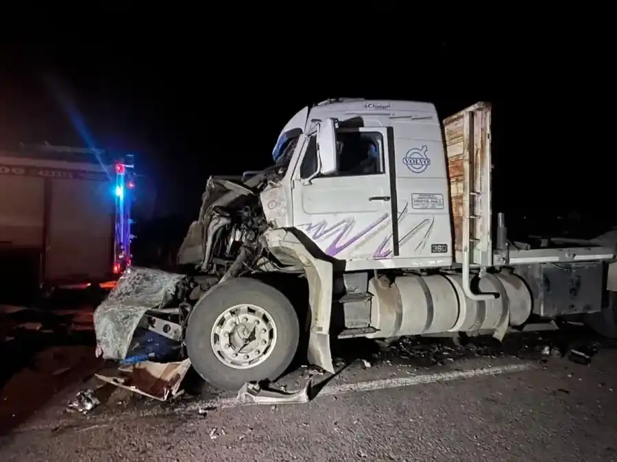 Fuerte choque entre dos camiones