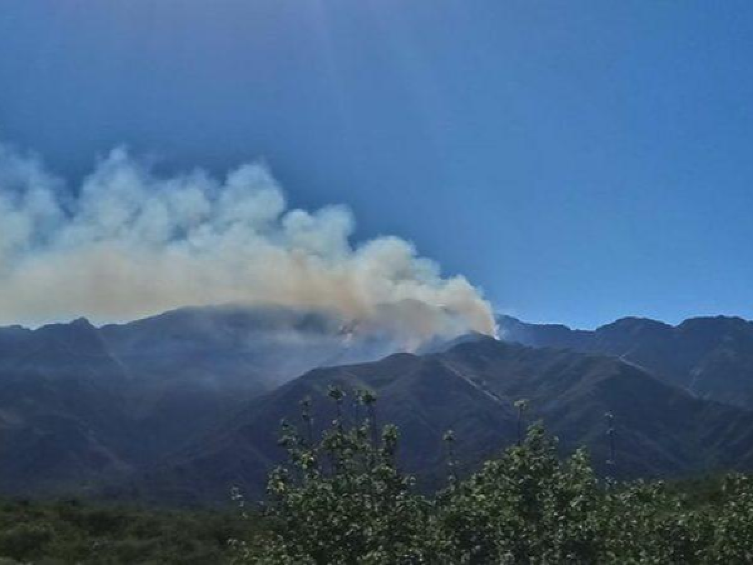 Bomberos recibieron la Navidad combatiendo dos incendios: 10 evacuados en las sierras 