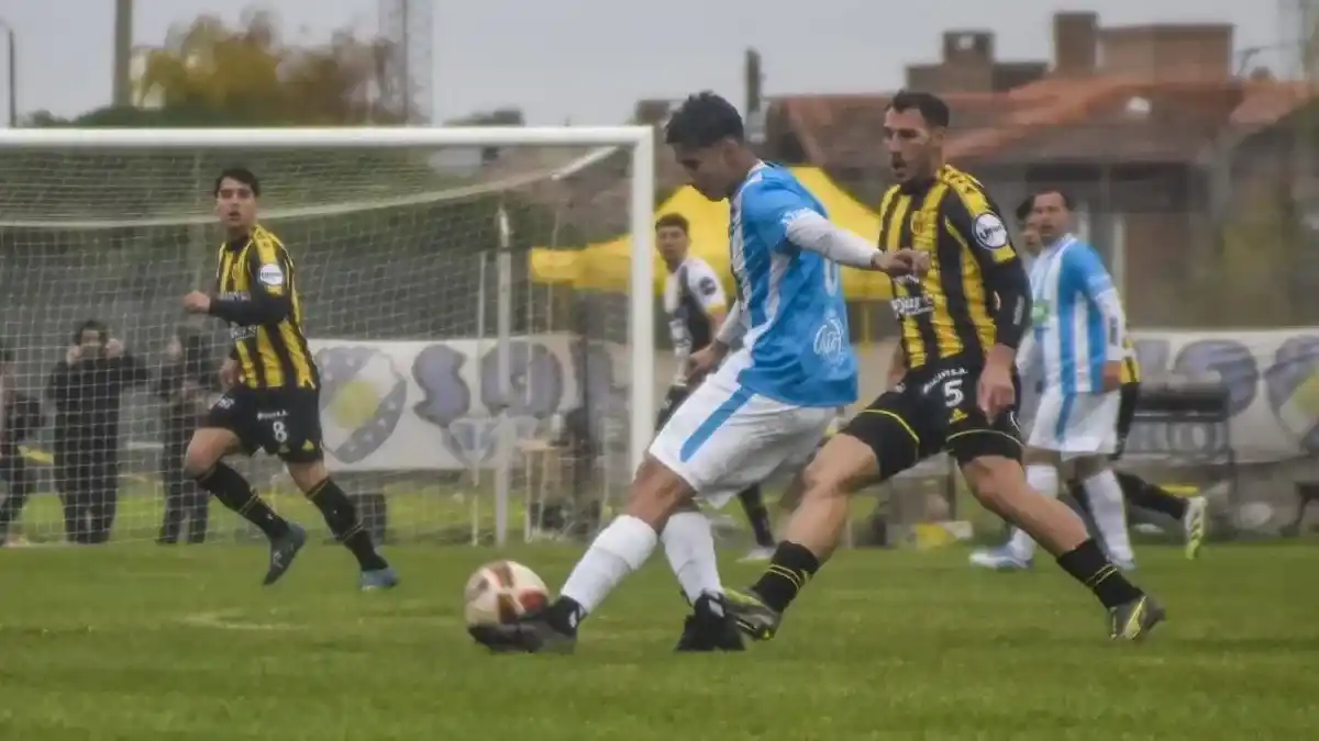 FOTO VANESA SCHWEMMLER / NOTICIASNET.COM.AR Curima se desprende de la pelota frente a Igartua.