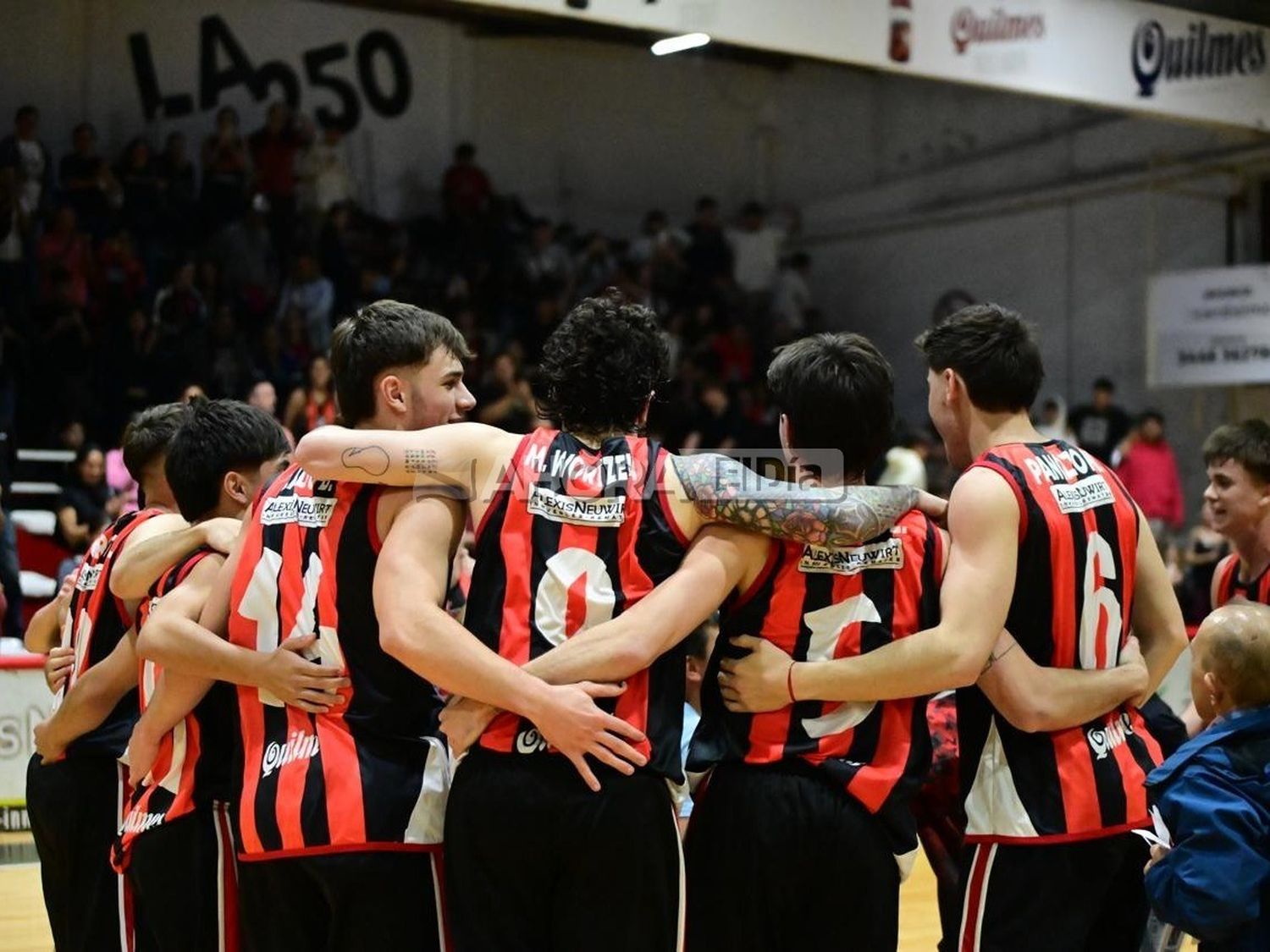 Central festejó ante su público, que acompañó en buen número (crédito: MR Fotografía).