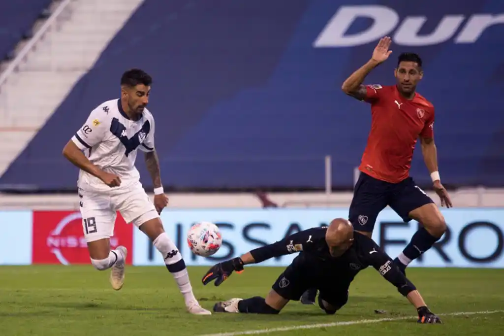 Vélez lo ganó en el final y quedó como único líder