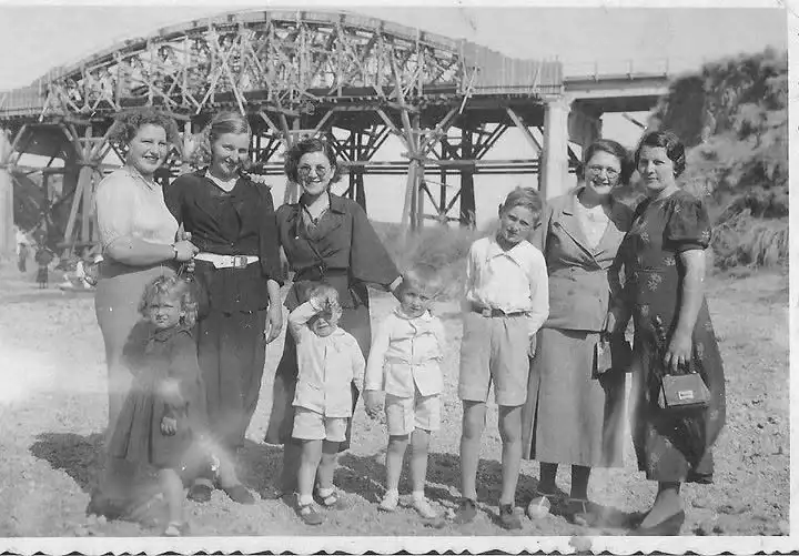 Foto de integrantes de la familia Maggioni, de fondo se observa el puente en construcción