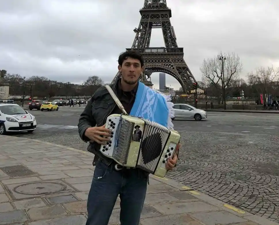 Lucio, el autodidacta del acordeón llevado a Francia por el maestro Frédéric Deschamps
