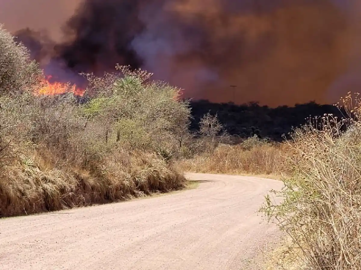 Más de 200 efectivos y cuatro aviones hidrantes continúan combatiendo el fuego cerca de La Cumbre