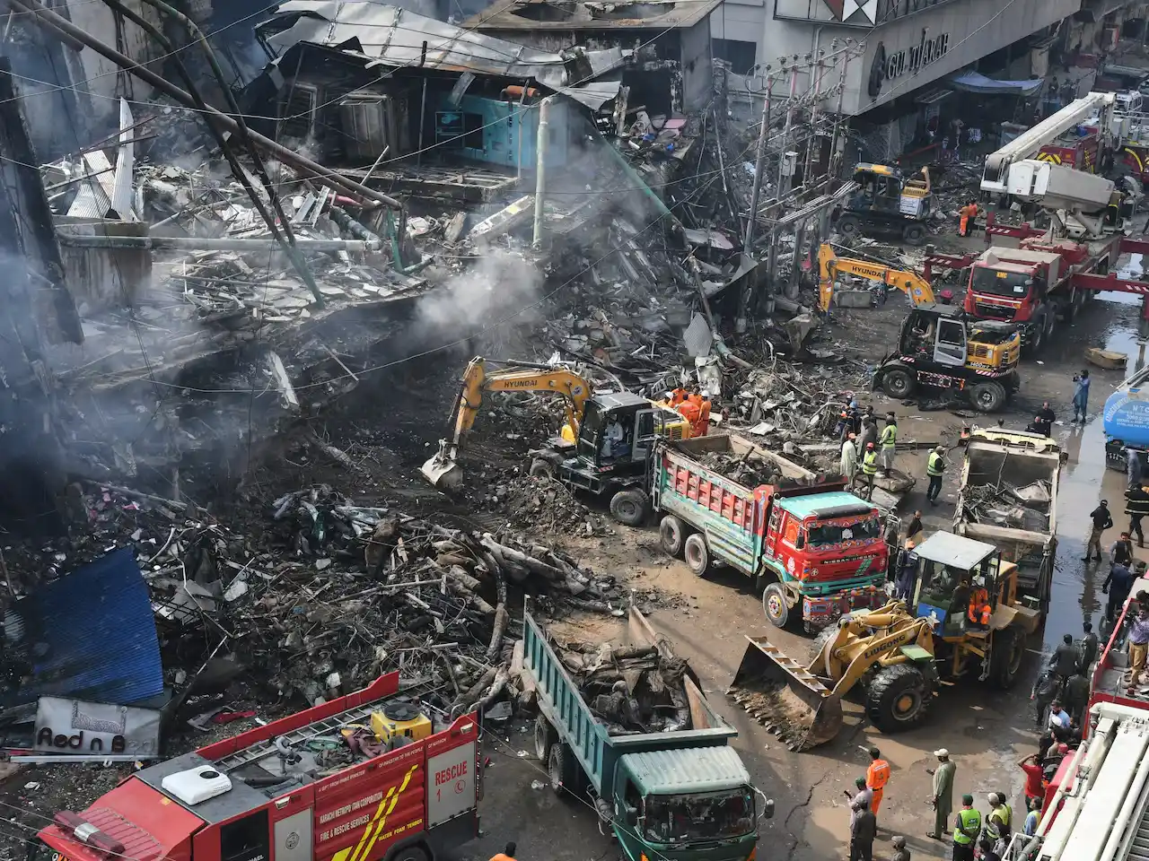 Al menos 21 muertos y más de 60 desaparecidos tras un incendio en un centro comercial de Pakistán