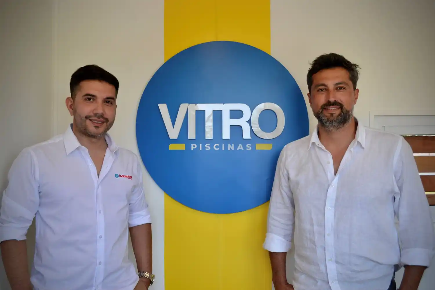 Lucas Ñañez, ejecutivo comercial de Indusplast, junto a Alejandro Almada, propietario de Vitro Piscinas, en las nuevas oficinas.