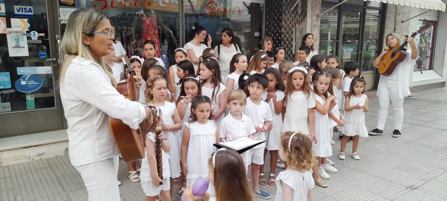 El coro realiza estas presentaciones en la vía pública desde hace 6 años.