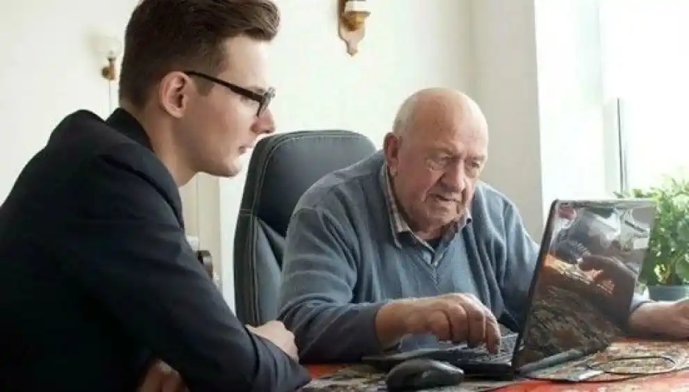 Proponen crear un programa para que adultos mayores alojen en sus viviendas a jóvenes universitarios