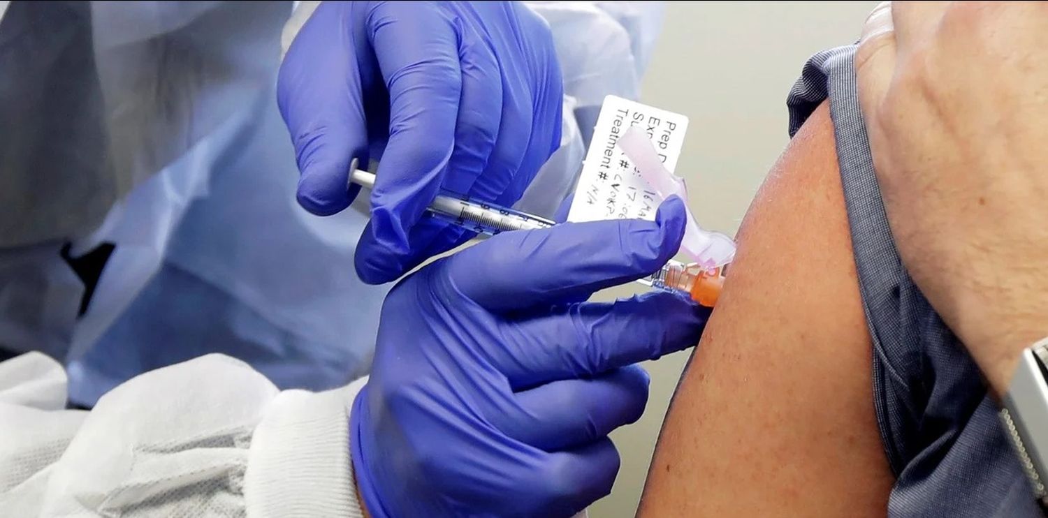 La vacuna contra el coronavirus de la universidad de Oxford generó una "doble defensa"