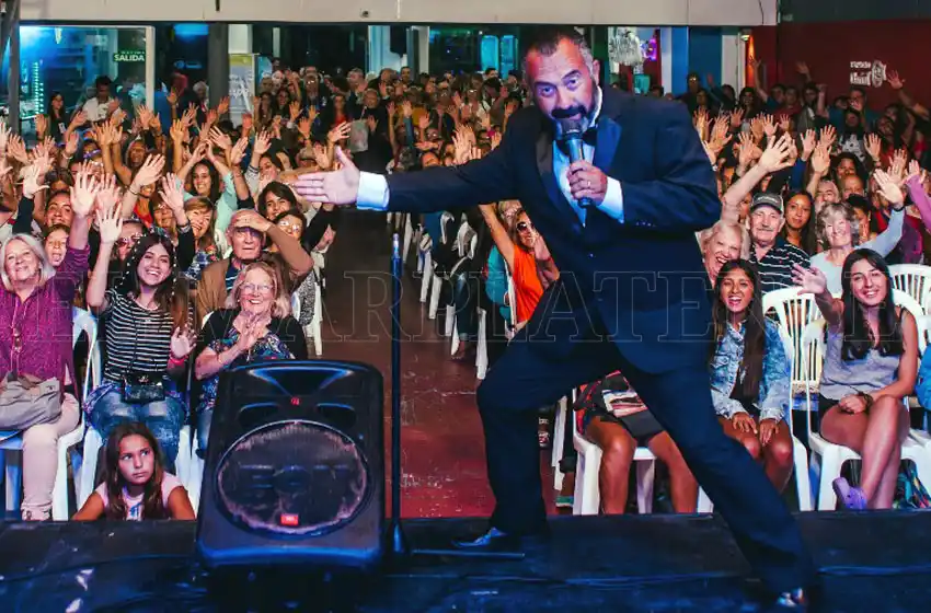 Beto Mena: “Hacer humor es la misión que me tocó en la vida”